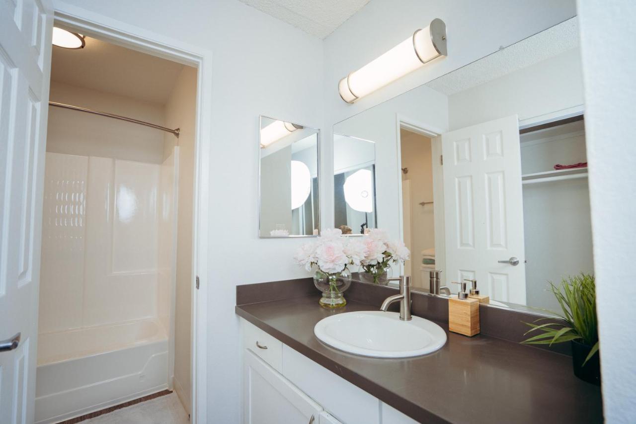 Beautiful 1 Bedroom Suite In Central Location! *