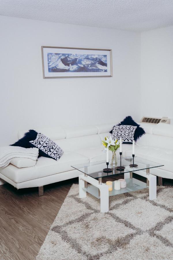 Beautiful 1 Bedroom Suite In Central Location! Apartment