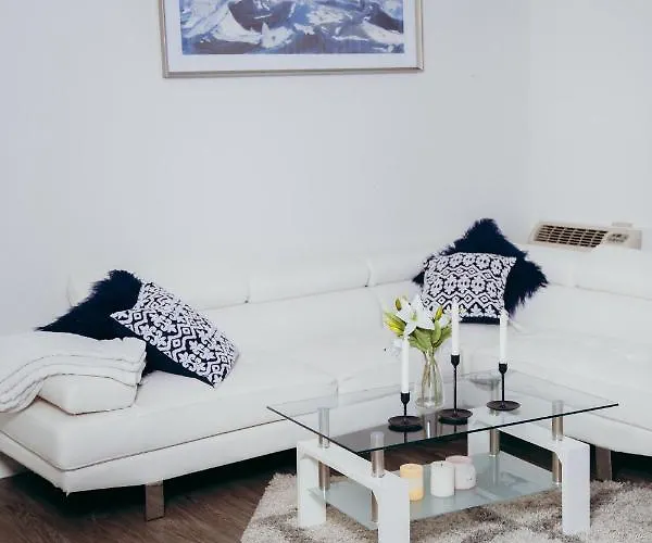 Beautiful 1 Bedroom Suite In Central Location!